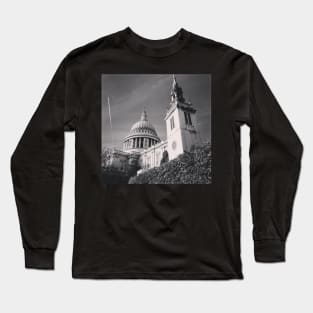 St Paul's Cathedral in shades of gray Long Sleeve T-Shirt